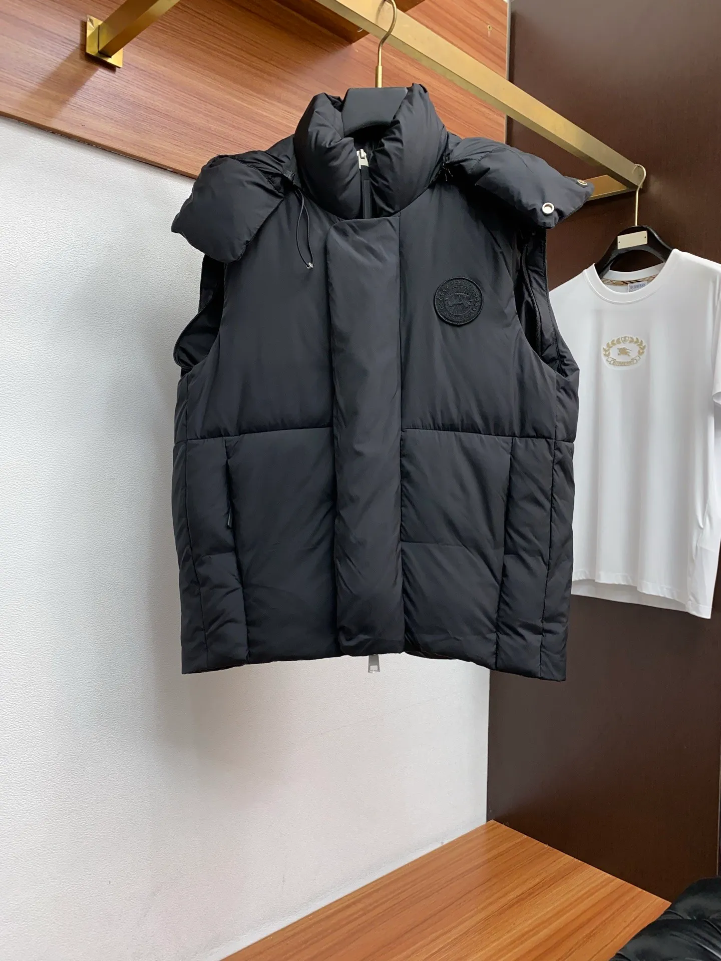 P1400 [Zhang Linghe’s latest top-grade down-filled Canada Goose model] Hooded, removable hood! The original custom-woven lightweight square technology three-proof fabric is windproof, rainproof and friction-proof. It is made of 400D gallbladder Zhengerbajing national standard 90 white duck down. When it is inserted inside, it will be more fluffy and temperature-locking. The whole piece can be stored and folded! ! The embroidered logo on the left chest is a topographic map of Canada, lifelike and perfectly restored. It is embroidered with high-density colored yarn using imported embroidery machines from Bai Lingda. In particular, the sleeves are detachable, making it especially suitable for areas with unstable climate. The washing and labeling are all based on the latest version, and the customized washing labels are equipped with laser anti-counterfeiting labels! ! And the position of the wash water mark is synchronized according to the 25-year new hidden design process. The wash water mark is all hidden inside and can be seen in the detailed picture. What you see is what you get! ! Color graphite gray, black Size xs s m L xl